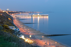 Bournemouth, pobřeží ve večerních hodinách